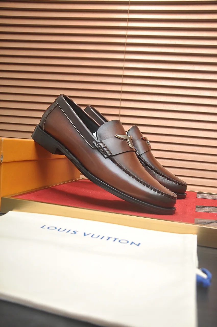 Men's men's shoes 💰560💶 [LV] (original single cowhide lining) 🍀LV's latest genuine leather business suit shoes are launched simultaneously on the official website. The first-layer cowhide imported from Italy is made of heavy gold, 💥1:1 rubber outsole from the official website. Versatile to wear, high-end without losing class, and the color combination is extraordinary. This four-season style is alluring when worn on your feet, showing off your big-name flair. Standard code 38-44 (45 customized)
